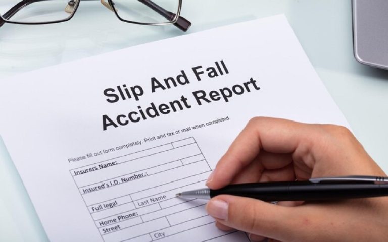Read more about the article Choosing a Slip and Fall Lawyer: Protecting Your Rights After an Accident